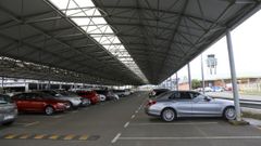 El prking low cost de Aena se encuentra junto a la vieja terminal del aeropuerto.