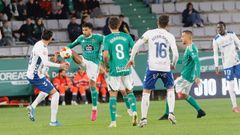 Edgar controlando un baln con una cobertura casi al hombre del Tenerife al Racing en A Malata. 