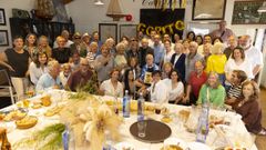 Gregorio, en el centro, rodeado de su gente en el restaurante Carrumeiro de Corcubi�n.