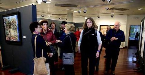 Los postcongresistas de la camelia visitaron la exposici�n de �lex V�zquez en el Palacete de Mendoza.