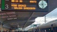 El tren de las 8.13 sali� esta ma�ana de martes cerca a las 8.30 horas de la estaci�n de Pontevedra hacia Vigo, tal y como se evidencia en el reloj de la propia estaci�n.