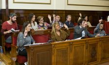 Sillones vac�os en el pleno de ayer, al que ya no asistieron los ediles Eugenia Freire y Felipe Sas. 