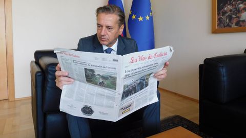 El primer ministro esloveno, Robert Golob, con un ejemplar de La Voz de Galicia en su despacho.