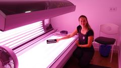 Carolina Durn, en una cabina de solarium de su centro Beauty Estudio de Belleza by Carolina Durn en Viveiro