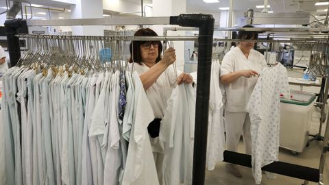 Una operaria se ocupa de clasificar las prendas seg�n su talla. 