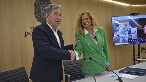 Lores y Carmela Silva, tras firmar el convenio por el que la Diputación financiará los dos millones de euros que costará la reforma de los viales perimetrales de Barcelos