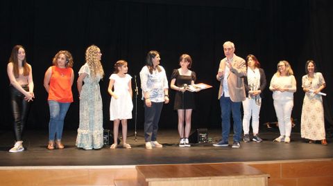 En la presentación del concurso participaron, junto al alcalde, las tres ganadoras del año pasado: Noelia Bellas, de Bugallido; Lara López, de Negreira; y Carmen Cuevas, do Milladoiro. También actuó Inés Suárez, miembro del jurado e integrante del grupo As Maianas