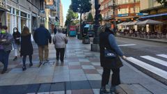 Personas paseando por la calle Ura de Oviedo