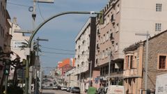 Vista de un tramo de la c�ntrica Avenida Arcadio Pardi�as de Burela, una de las arterias comerciales de la localidad