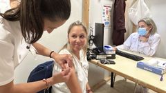 Personal sanitario se vacuna frente a la gripe en el CHUF