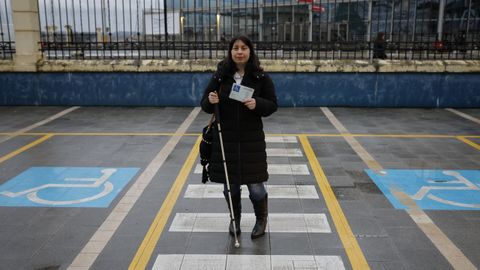 Y�sica Val, con su tarjeta de estacionamiento, delante de la plaza donde fue multada