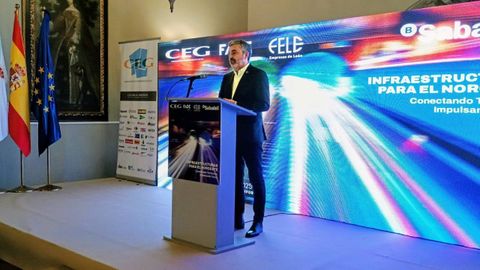 El consejero de Movilidad, Medio Ambiente y Gestin de Emergencias, Alejandro Calvo, durante su intervencin hoy en Santiago de Compostela en la reunin de trabajo Infraestructuras para el noroeste: conectando territorios, impulsando futuro.