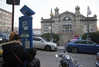 La zona azul no mitiga las dificultades para estacionar cerca de la plaza de Abastos. 