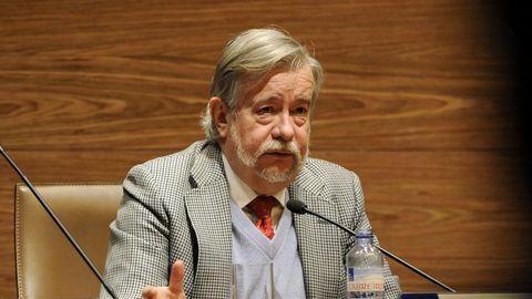 El autor José María Guelbenzu, durante una conferencia que ofreció en Ferrol.