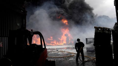 Los Bomberos de Asturias intentan sofocar un incendio que se ha declarado este lunes en una planta reciclaje en Fonciello, en el concejo de Llanera