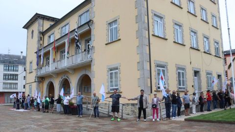 A cadea humana rodeou o Concello de As Pontes