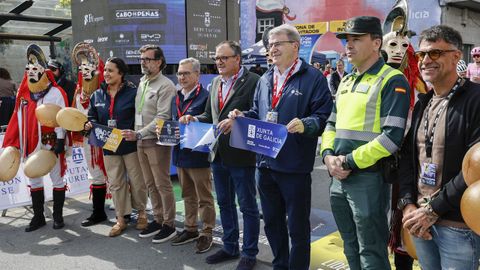 Los representantes institucionales acompa�adas de las pantallas de Xinzo en la inauguraci�n de la etapa de O Gran Cami�o