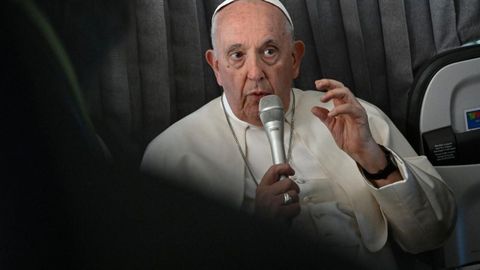 El papa en la rueda de prensa de vuelta en el avin