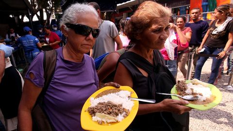 Ciudadanos venezolanos cruzan a diario la frontera entre su pas y Colombia para recibir una racin de comida en el comedor Divina Providencia de Cculta 