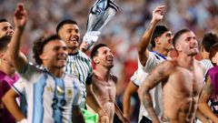 Leo Messi, en el centro de la imagen, celebra el pase a semifinales de Argentina.