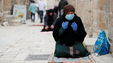 Musulmanes rezan en un callej�n de la Ciudad Vieja de Jerusal�n en medio de las restricciones por coronavirus