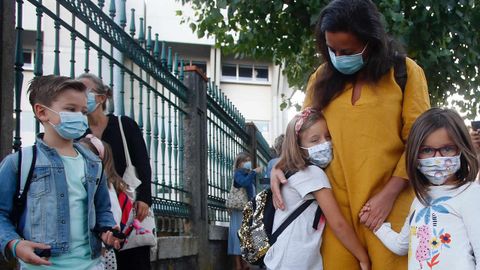 Una familia, en el colegio de Zalaeta, en A Corua