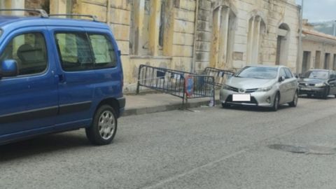 Coches mal aparcados en San Juan de la Arena