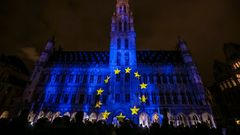 El Ayuntamiento de Bruselas iluminado con la bandera de la Uni�n Europea, con motivo de la inauguraci�n del A�o Europeo del Patrimonio Cultural. 