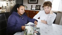 Susana Polo, a la izquierda, con su cu�ada Maricarmen, con fotos de Venancio e Idaira