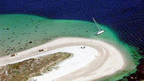 El islote de Areoso es una de los enclaves m�s fascinantes de Galicia. En medio de la r�a de Arousa, tiene una de las playas con la arena m�s fina y el agua cristalina. Pertenece al concello de A Illa.