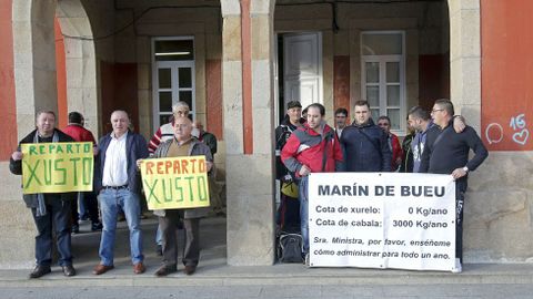 Marineros del cerco se encierran en Bueu.