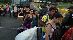 Colombianos regresan a su pas desde Venezuela a travs de un filtro impuesto por la guardia en el puente internacional Simn Bolvar