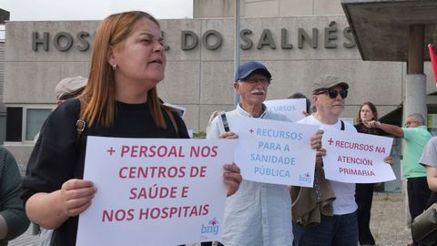 Enfermeros del Hospital de O Saln�s, en una movilizaci�n en imagen de archivo. Pontevedra es la provincia con peor ratio de todo Espa�a, con 4,08 profesionales por mil ciudadanos.