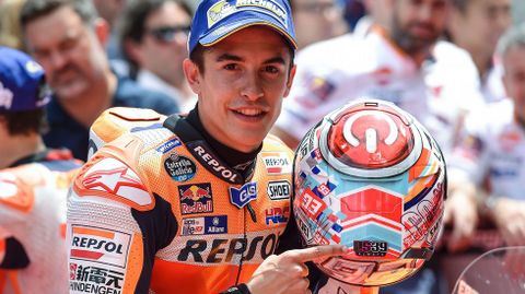 M�rquez se�ala una pegatina en honor de Salom tras lograr la pole