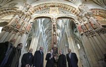 El conselleiro, junto al obispo, se acerc� hasta el P�rtico do Para�so para ver la restauraci�n. 