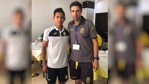 Luis Quintero posa con Valern en un torneo en el que el Villarreal se enfrent al Las Palmas