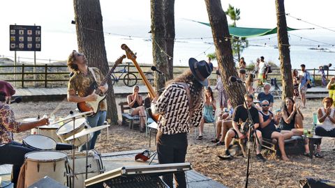 PATAPALO ( ILLA DE AROUSA)
A la sombra de los pinos, como dec�a la canci�n, y al pie mismo de la playa de Area de Secada, este chiringuito propone, durante julio y agosto, un concierto gratuito todos los d�as. En su privilegiado enclave, el Patapalo organiza tambi�n talleres, cursos y actividades sociales.