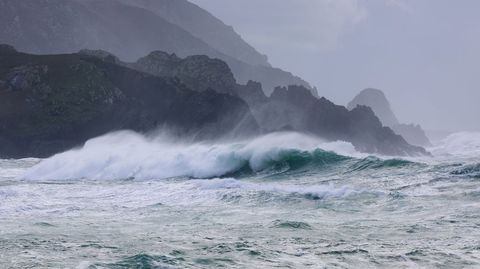 Grandes olas en la costa de Meir�s, en Valdovi�o.