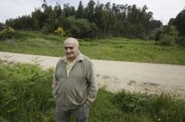 Un vecino muestra la zona donde el Concello se apropi� de una finca privada. 