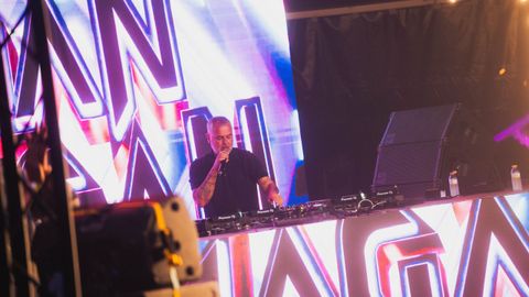 Juan Mag�n actuando en la zona Bulla del festival de Costa Feira, en Sanxenxo