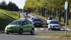Imagen de archivo de unos coches de autoescuela en A Coru�a