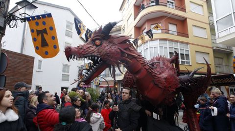 El drag�n y su comitiva festiva recorrieron las calle de la Feira Medieval de Monforte a �ltima hora de la tarde del domingo