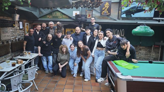 Domenico Bartolotta (a la izquierda) y Javier Rivera (al fondo, con camisa de cuadros) cerraron la venta este viernes y comunicaron la noticia al equipo del pub, que los acompa&ntilde;a