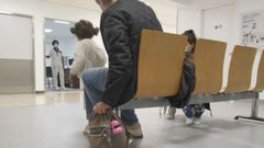 Una peque�a a punto de entrar en la consulta de pediatr�a del Hospital Juan Cardona 