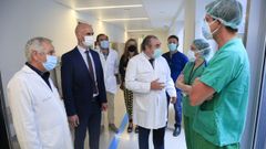 De traje, el gerente del Sergas, Jos� Flores, con el gerente del �rea sanitaria lucense, a su derecha, Ram�n Ares, en la visita a cirug�a