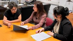 La concejala de Servizos Sociais, Tania Garc�a, se reuni� con Mar�a Garc�a y Gema Mart�nez, de la UDIAF de Vilagarc�a