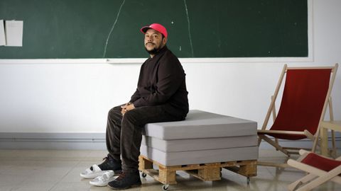 El artista brasile�o Raphael Escobar ensayar� en la Normal de A Coru�a su Coral de Sonidos, un proyecto musical con los silbidos y tarareos de los trabajadores en su d�a a d�a