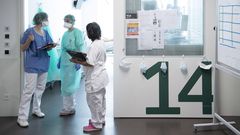 Sanitarios de Valais, en un hospital en el que atienden a pacientes con coronavirus