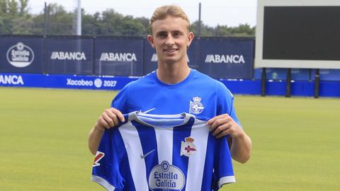 Teun Gijselhart posa con la camiseta del Deportivo durante su presentaci�n como nuevo jugador blanquiazul.