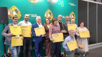 LOs representantes de las queser�as gallegas galardonadas posan con sus distintivos junto al director xeral de Agacal